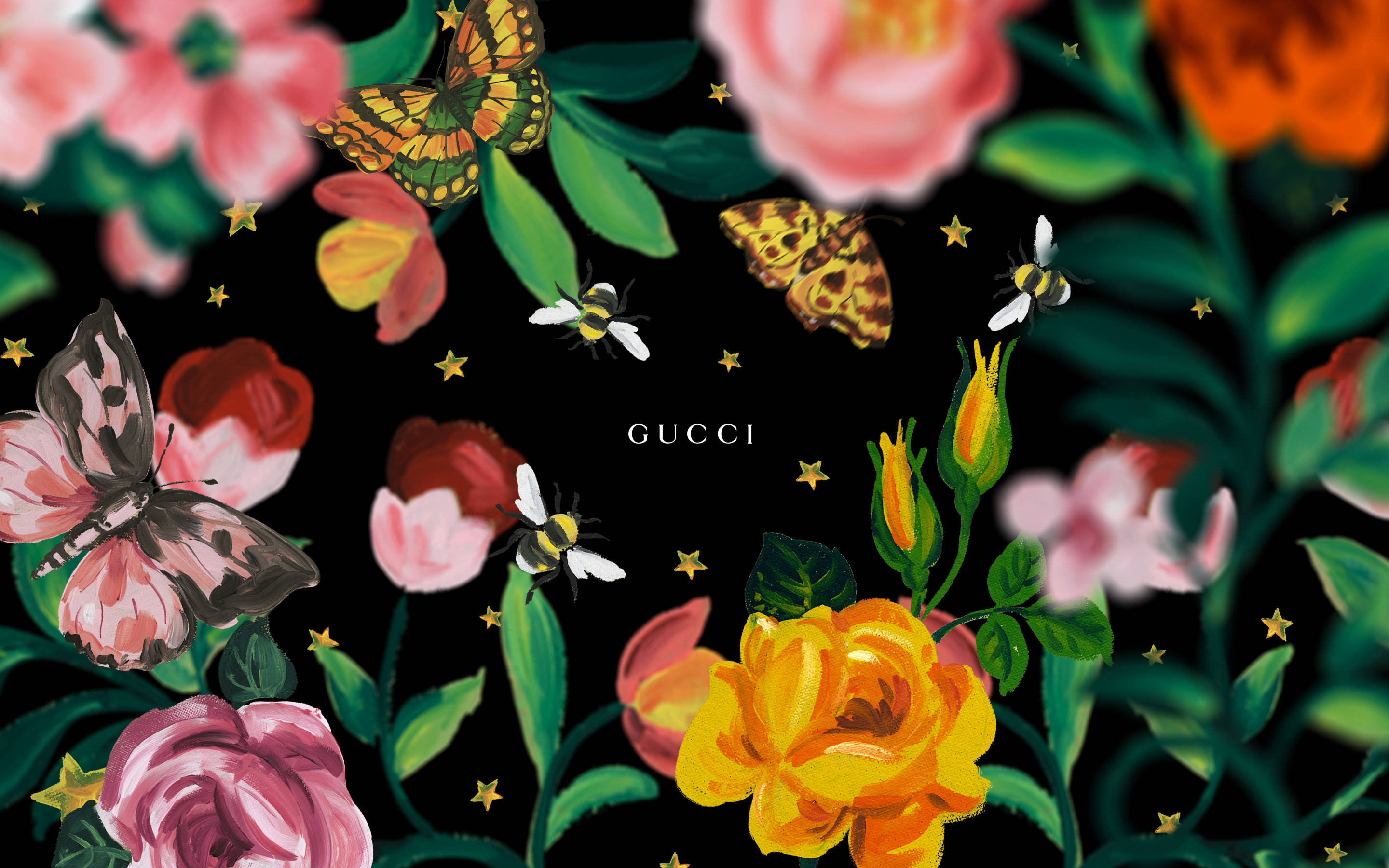 黑色背景上彩色插圖的花朵和蝴蝶，帶有金色星星和Gucci標誌。
