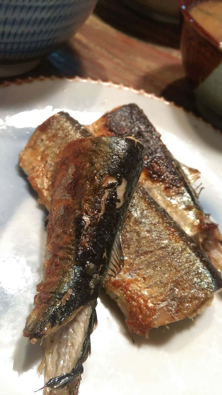 壁紙 — 香脆烤魚柳帶焦脆魚皮，放在白色碟上，旁邊有陶瓷碗。
