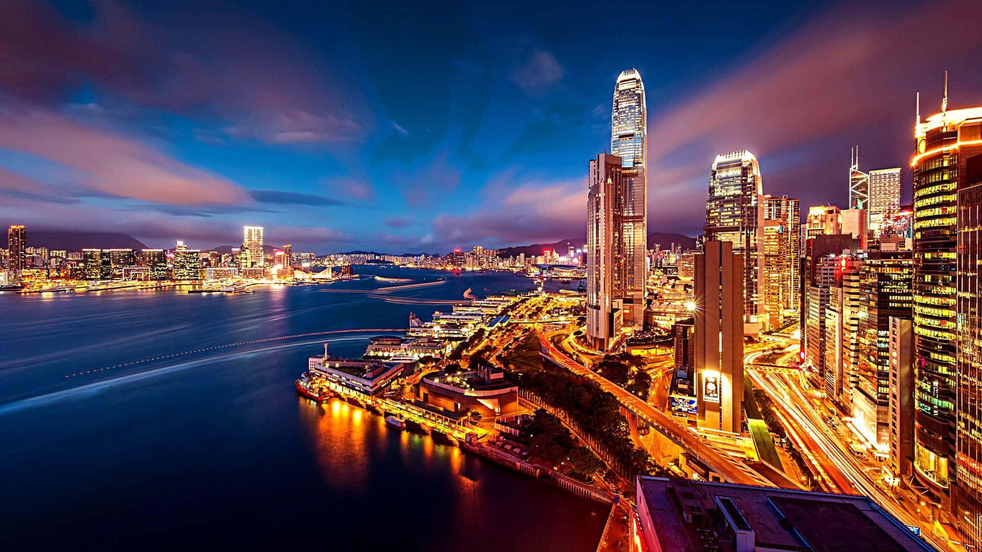 夜間香港天際線，燈火通明的建築和海港燈光。