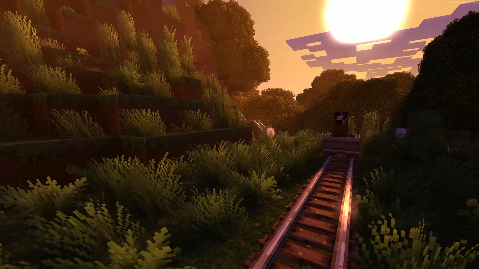 火車在軌道上穿過Minecraft森林，夕陽下