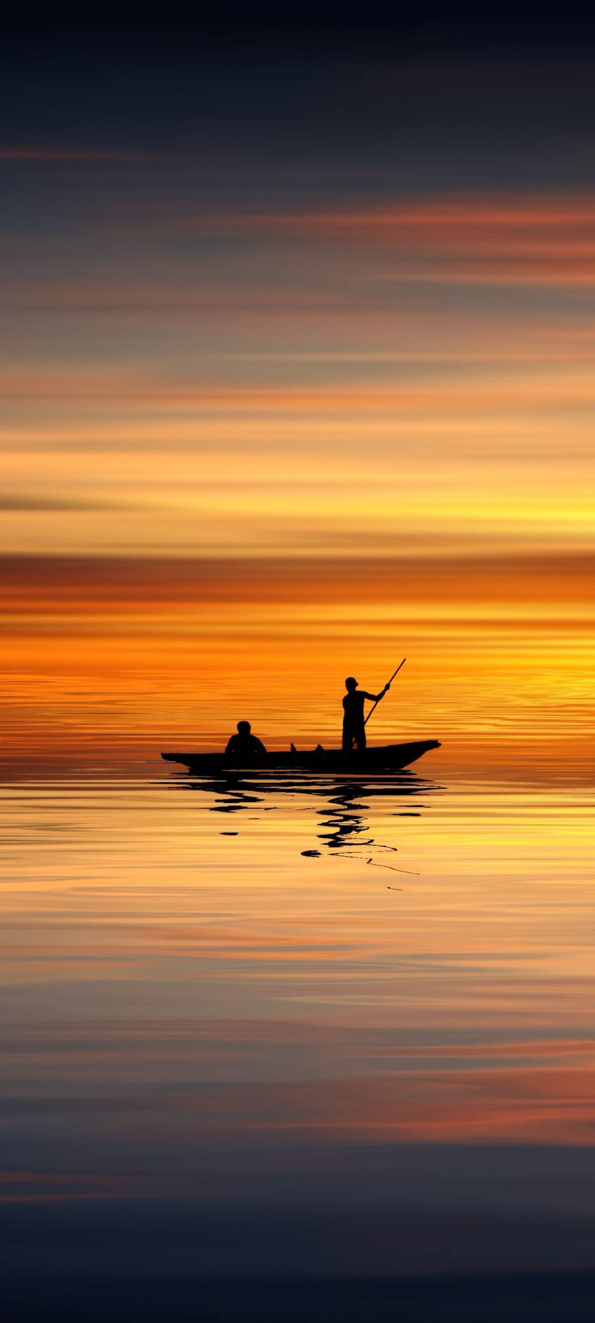 兩人在平靜的水面上日落時分在船上釣魚