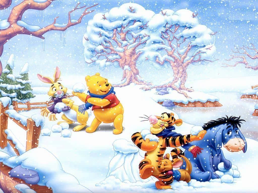  壁紙 — 小熊維尼和朋友們在白雪覆蓋的樹木和飄落的雪花中，在冬季雪景裡快樂地玩耍。