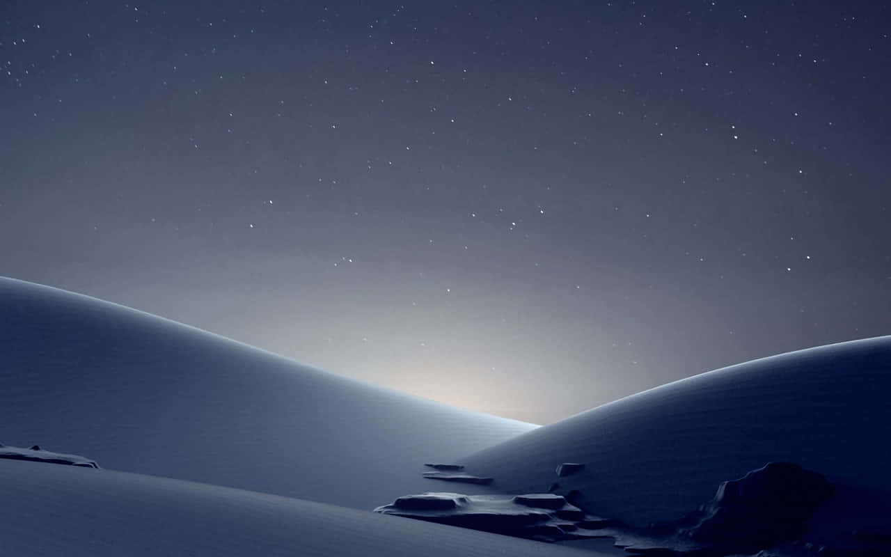  壁紙 — 雪覆沙丘，星空下，地平線散發柔和環境光。