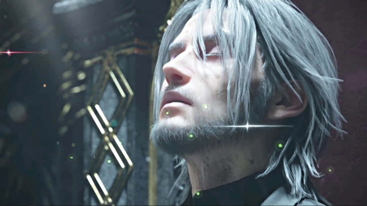 與《最終幻想XV》一同展開魔法冒險 壁紙 — 一個銀髮男子閉上眼睛，發光的綠色粒子漂浮在他臉部周圍的黑暗華麗環境中的特寫。