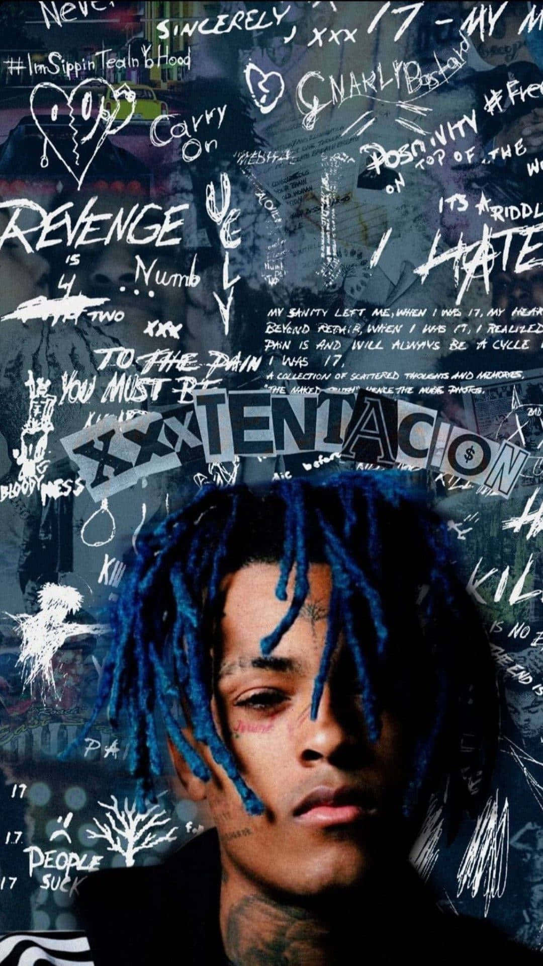 Xxxtentacion 藍髮 doodle 頭像 壁紙 — 一個男人的特寫肖像，他有藍色辮子，背景是深色牆壁，牆上佈滿混亂的白色塗鴉和手寫短語。