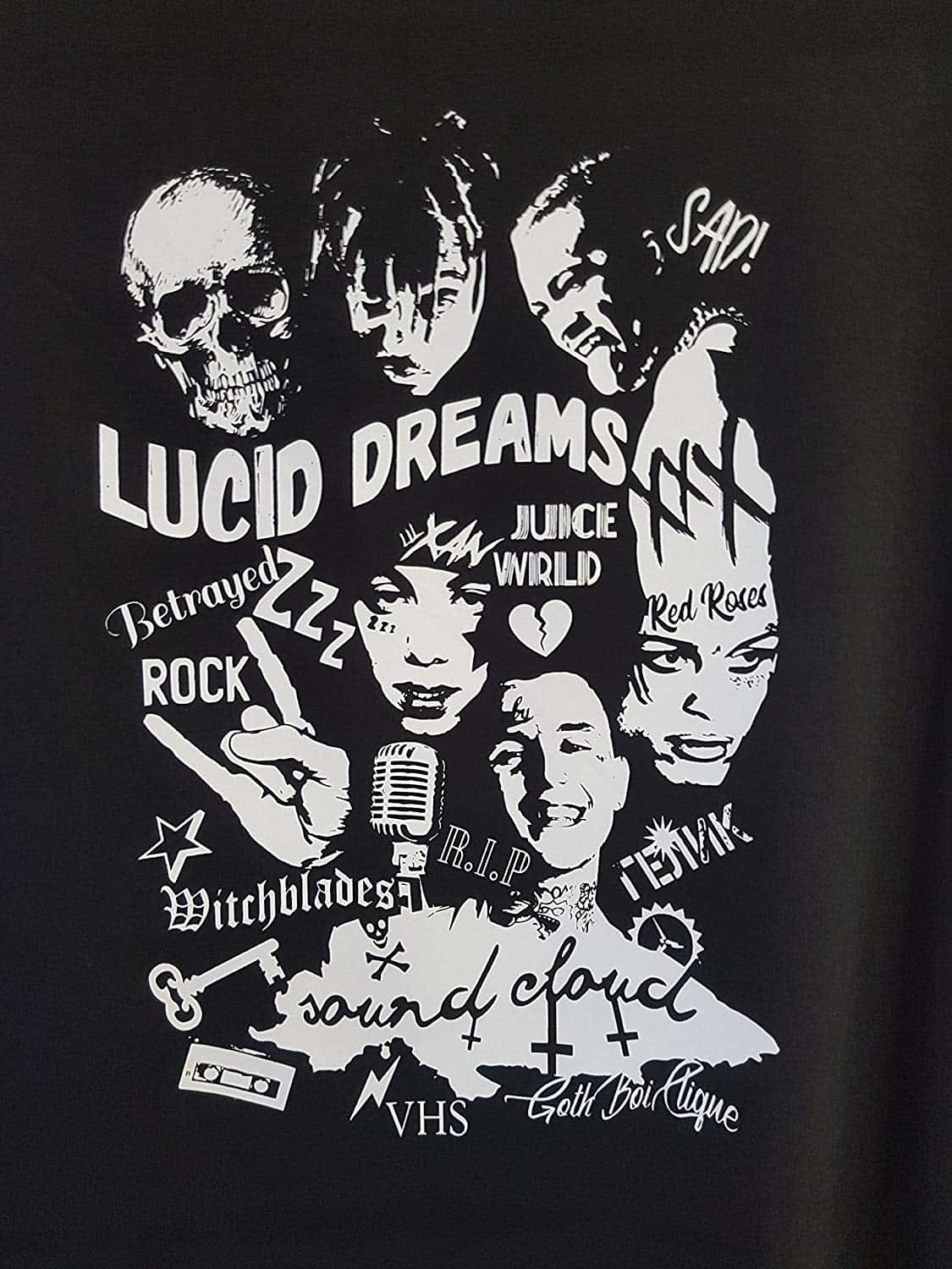 已故嘻哈傳奇 Xxxtentacion 與 Juice WRLD 的親密時刻 壁紙 — 黑色T恤上以白色圖形拼貼呈現流行文化圖標及文字，包括 'Lucid Dreams'、'Juice WRLD'、'R.I.P.' 和 'SoundCloud'，風格粗獷的街頭藝術。