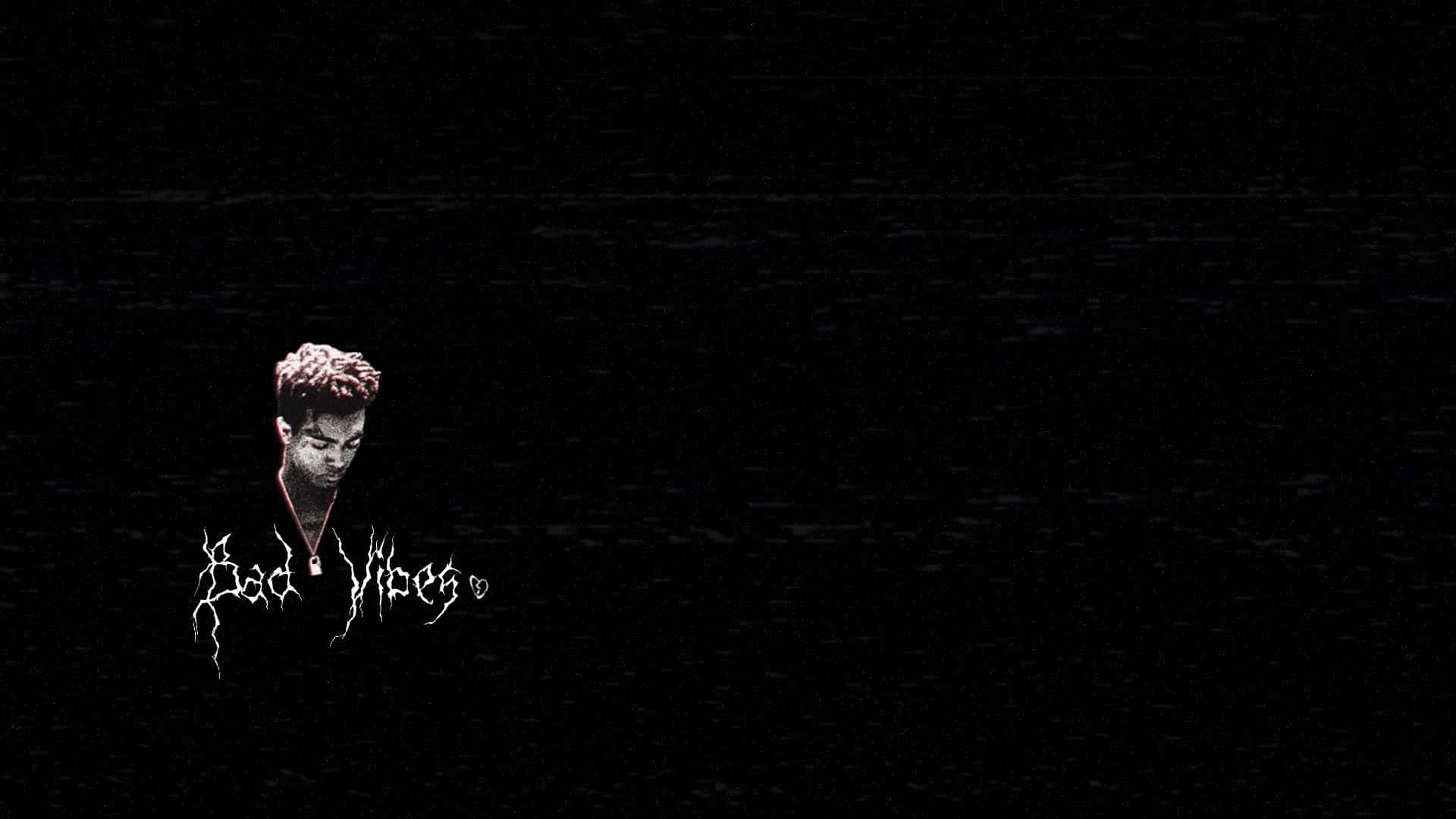 XXXTentacion極簡風格筆電圖 壁紙 — 一個帶有故障效果的人物肖像，紅髮戴項鍊，黑色背景，白色鋸齒字體寫著「Bad Vibes」。