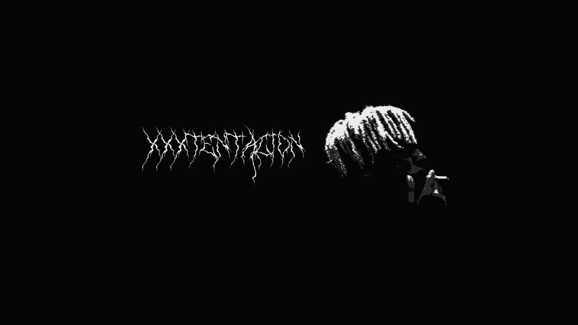 XXXtentacion 在創意環境中使用筆記型電腦 壁紙 — 一個純黑色背景，上面有一個白色風格化標誌和一個帶有紋理、留著辮子的人的剪影。