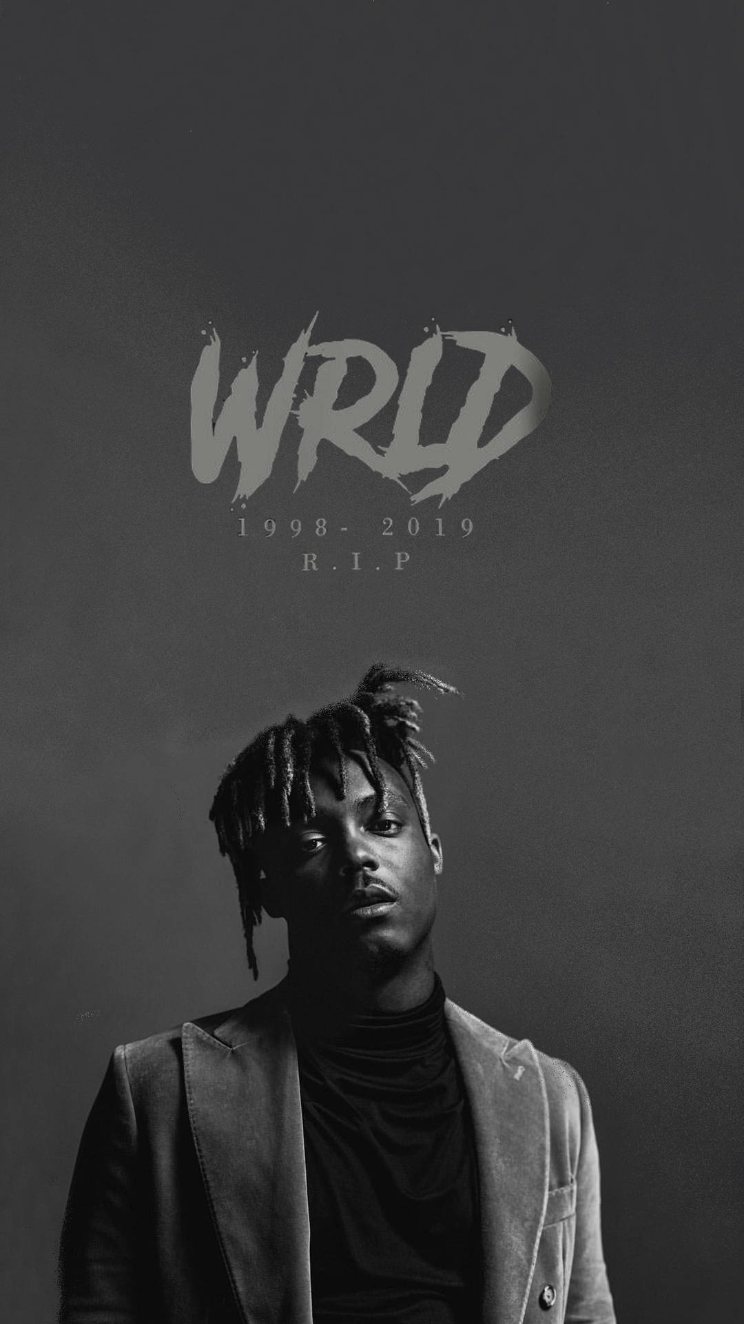 一名年輕男子留著辮子，在紀念文字WRLD 1998-2019 R.I.P.下的肖像