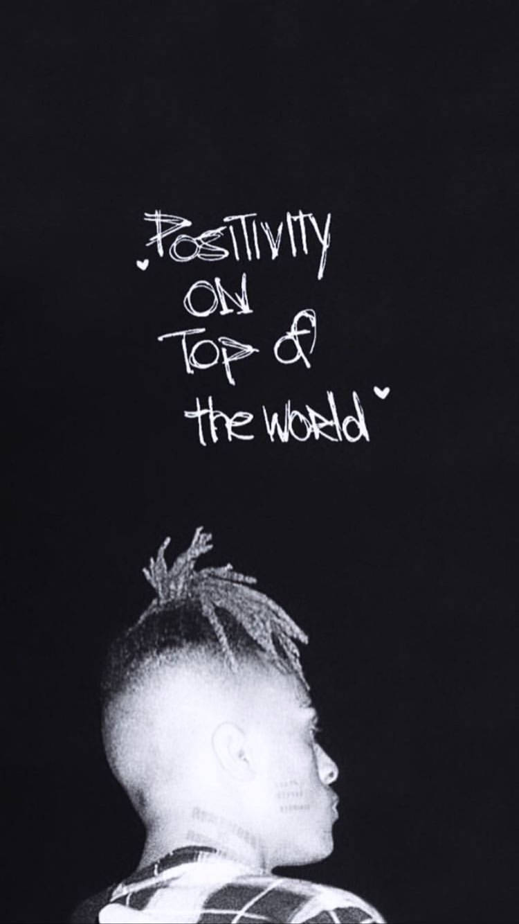 XXXTentacion美學引言 壁紙 — 一個戴著辮子的人的黑色側面輪廓，抬頭看著手寫文字，上面寫著「世界之巔的積極」。