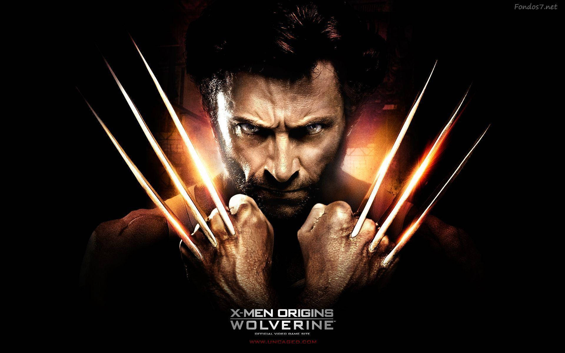 X戰警 休·傑克曼 狼人 壁紙 — 狼人（Wolverine）在黑暗火熱的背景中，伸出閃爍的亞德曼金屬爪，凝視著前方。