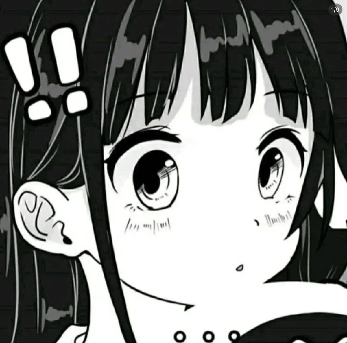 大眼睛的動漫女孩做出和平手勢。