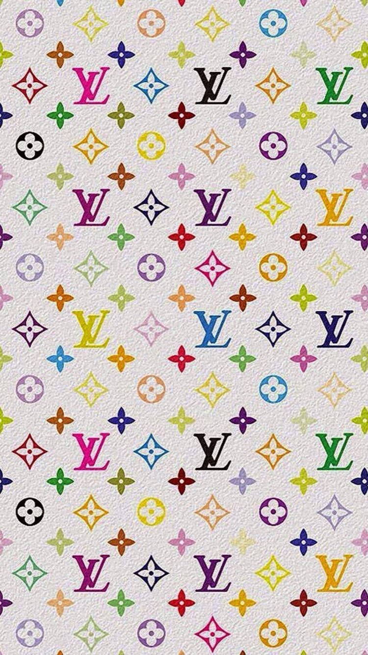 Y2K 風格 Louis Vuitton 標誌 壁紙 — 一個充滿活力的多色路易威登字母組合圖案在紋理白色背景上重複，形成密集的牆紙設計。