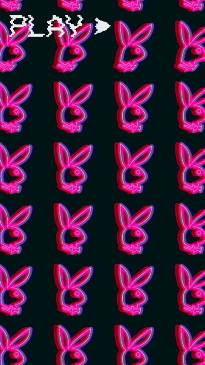Y2K風格粉紅花花公子兔 壁紙 — 鮮豔的粉紅色霓虹燈Playboy兔子標誌在深色背景上以網格重複排列，左上角有一個像素化的播放按鈕。