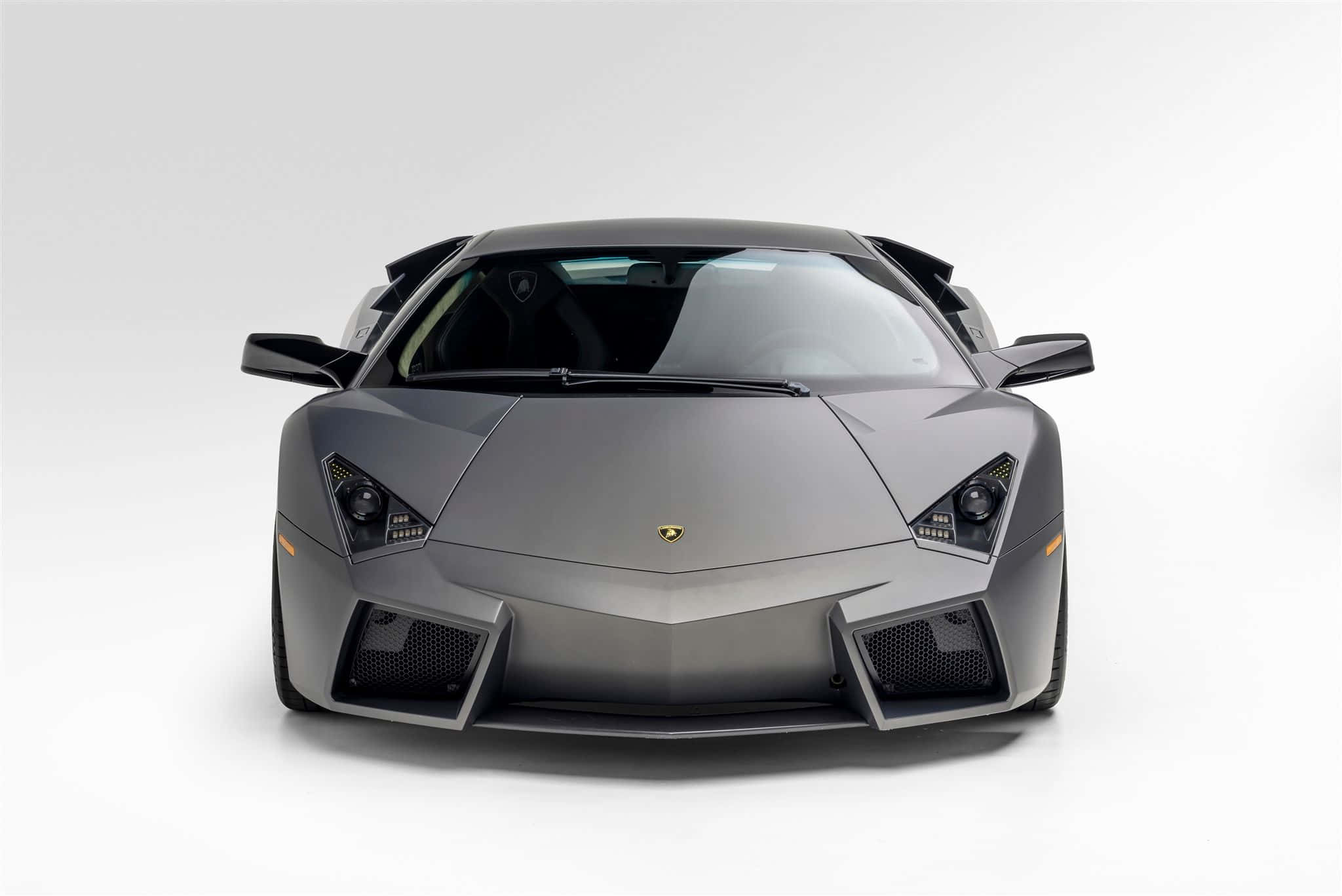 Lamborghini Reventón 桌布 壁紙 — 一輛啞光灰色的林寶堅尼Reventon跑車在純白工作室背景前正面朝前。