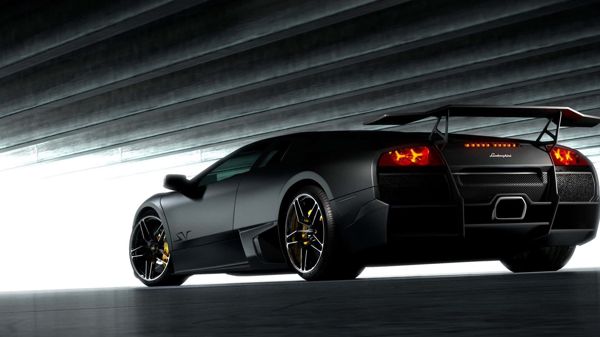 Lamborghini Murciélago 桌布 壁紙 — 一輛啞光黑色的林寶堅尼 Murciélago SV 在混凝土天橋下，亮起橙色尾燈，在強烈背光下顯得格外奪目。