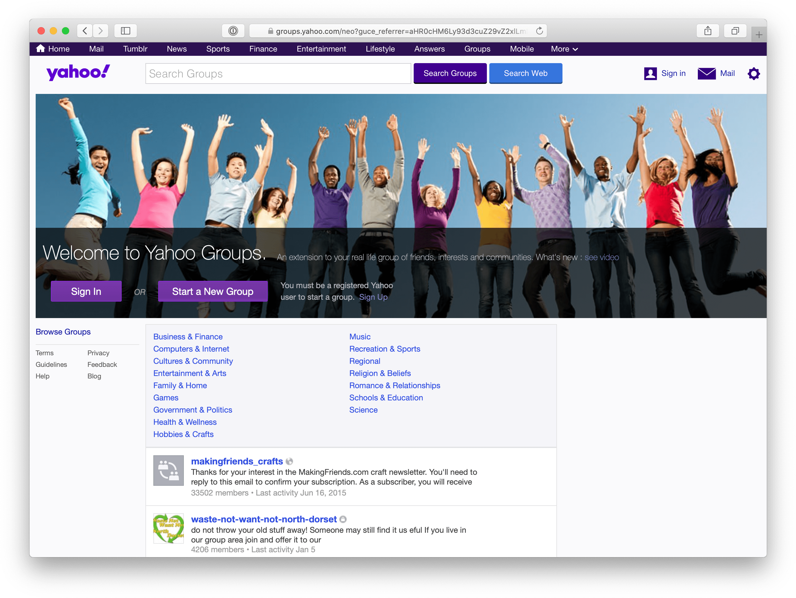 多樣化群體慶祝 Yahoo Groups 壁紙 — 在 Yahoo Groups 首頁上，一群多元化的快樂人士舉起手臂，背景是清澈的藍天。