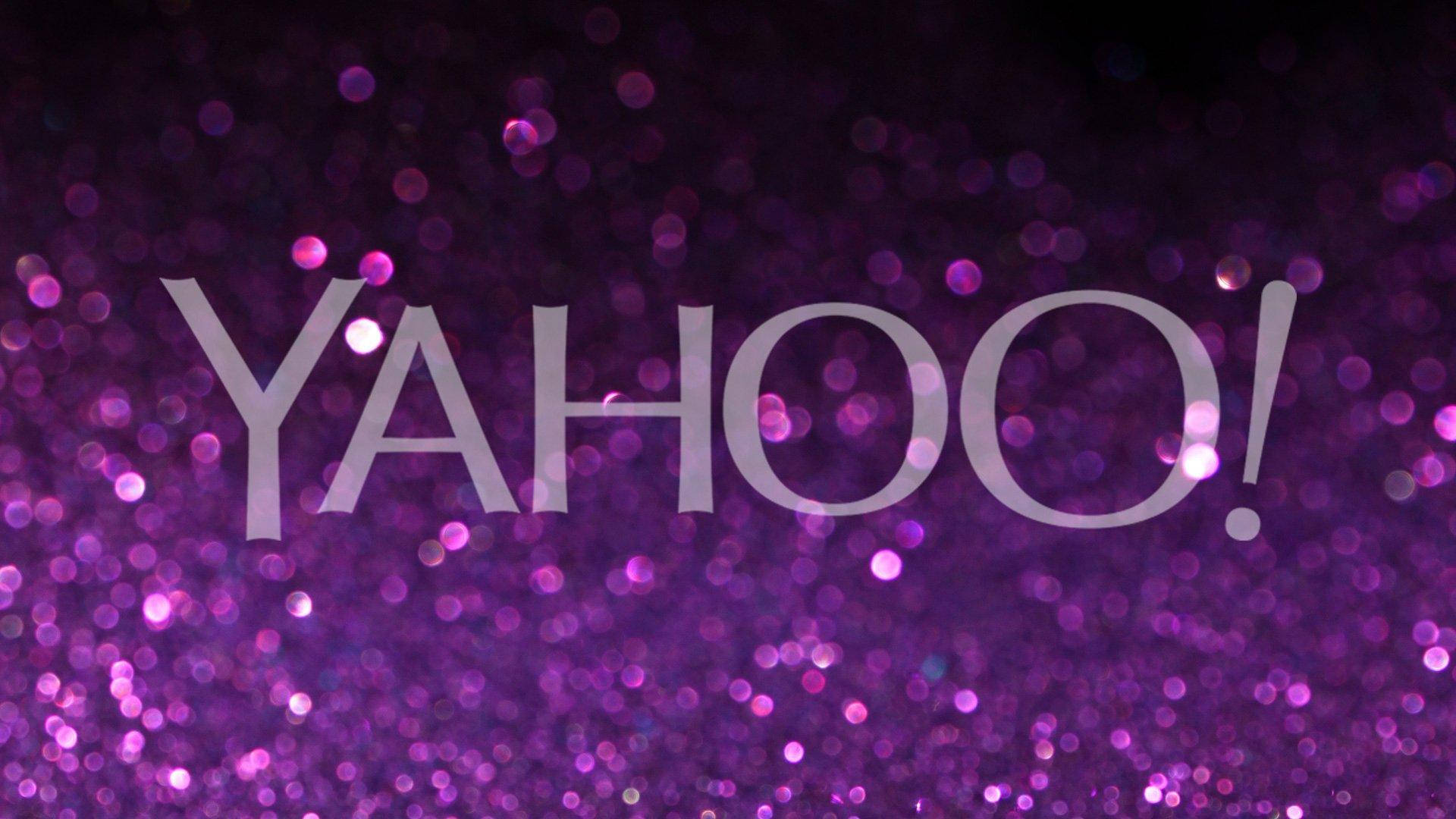 Yahoo 紫色閃粉背景 壁紙 — 「Yahoo!」一詞在閃爍的紫色閃粉背景上，以銀色發光，並帶有散景燈光。