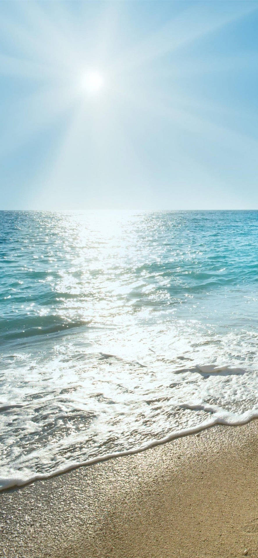 陽光在海浪上閃爍，沖刷著金色沙灘，天空湛藍清澈。