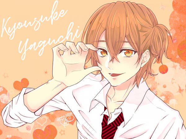 《Yarichin Bitch Club》矢口京介橙色藝術照 壁紙 — 動漫角色矢口恭介，擁有橙色頭髮和眼睛，在溫暖的桃色背景上，用手指做出心形，背景有漂浮的心形，他微笑著。