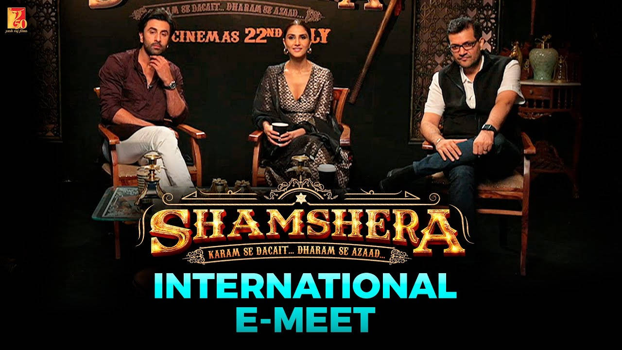 Yash Raj Films主辦的國際E-Meet活動 壁紙 — 三位演員坐在華麗的椅子上，背景黑暗，宣傳電影《Shamshera》，帶有發光的標題文字。