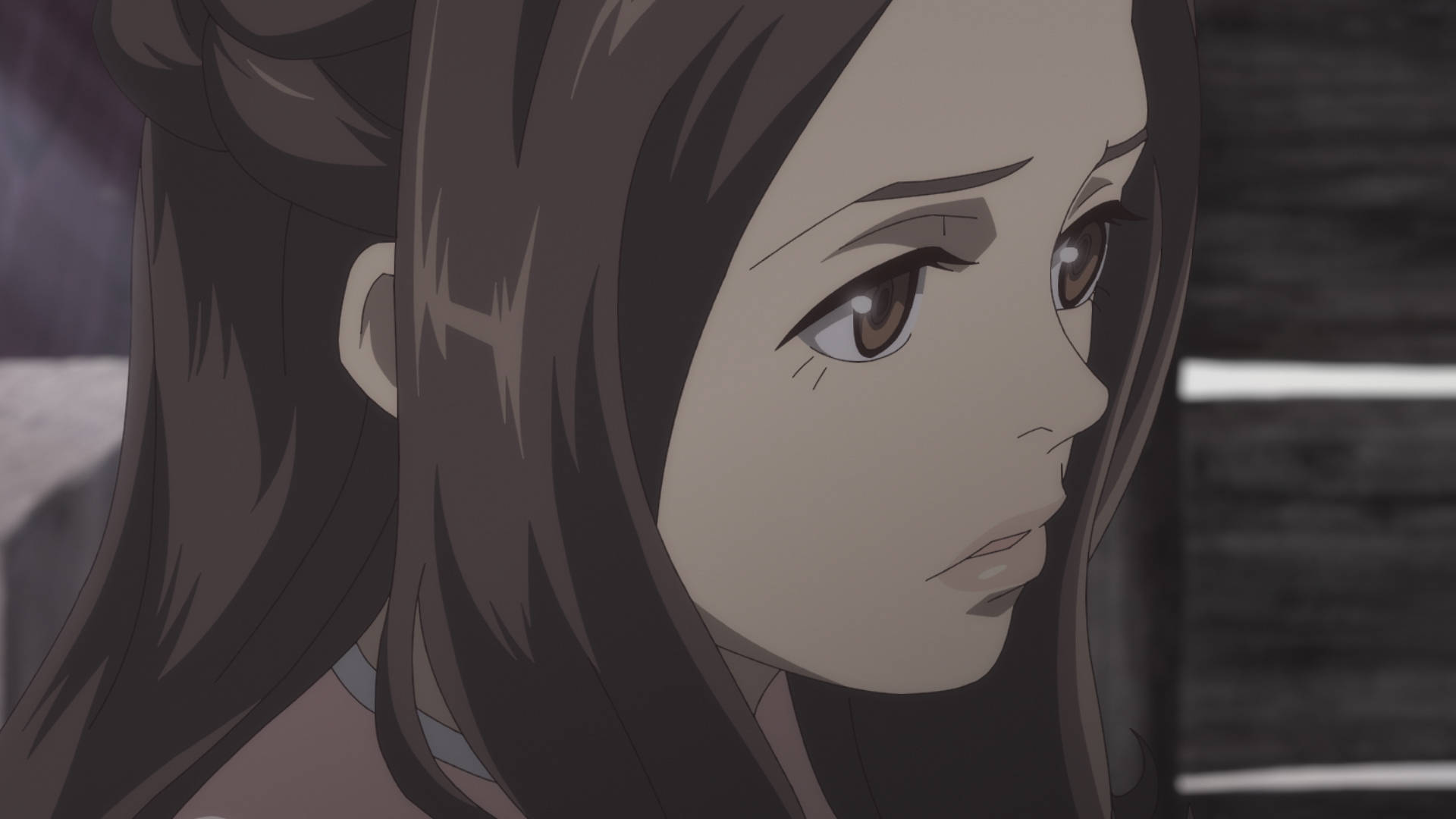 Yasuke 電影中的強勢女子 壁紙 — 一個長黑髮、棕色眼睛的動漫女孩特寫，以柔和的色調若有所思地凝視著側面。
