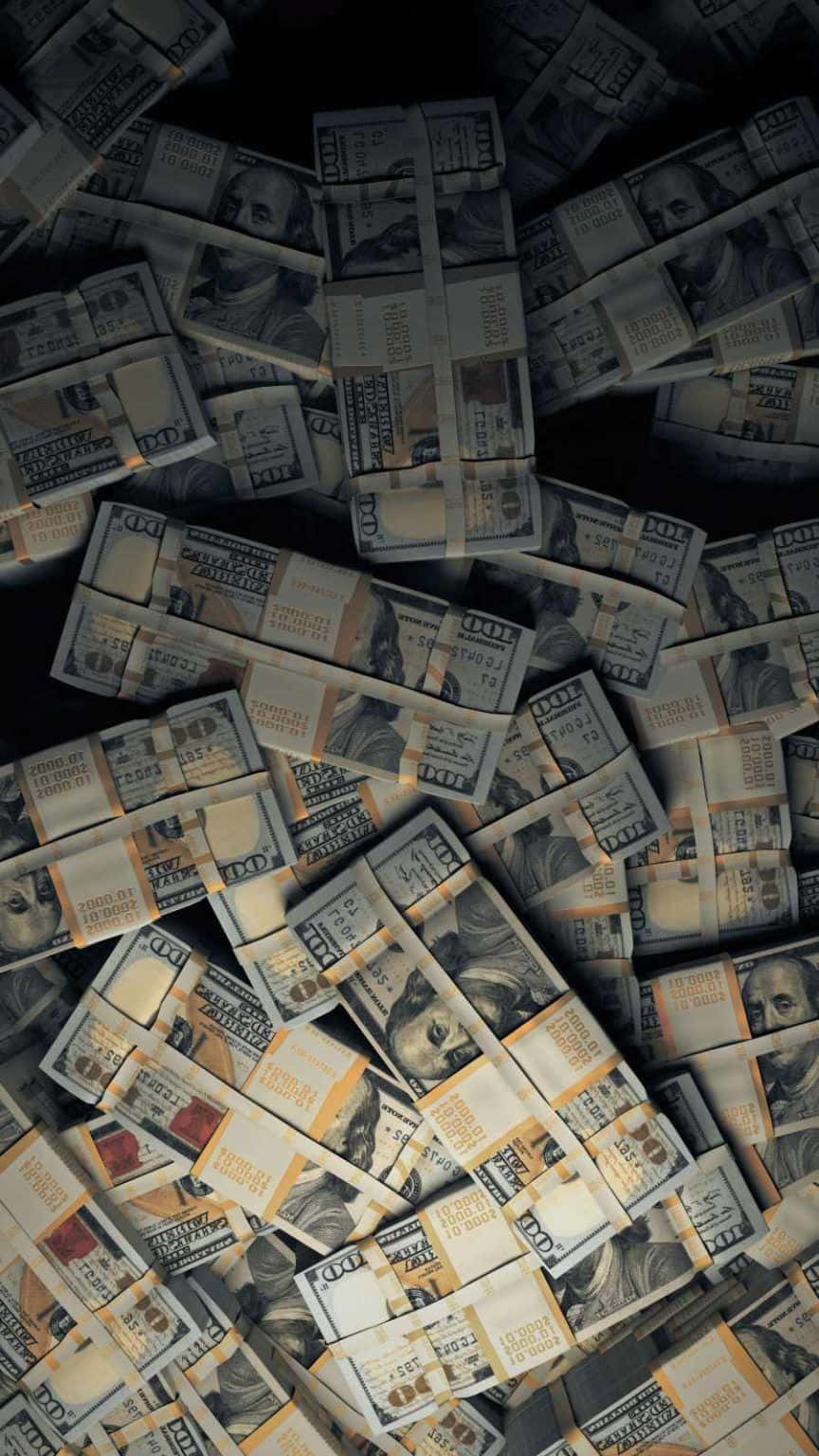 昏暗燈光下的一堆捆紮百元美鈔。