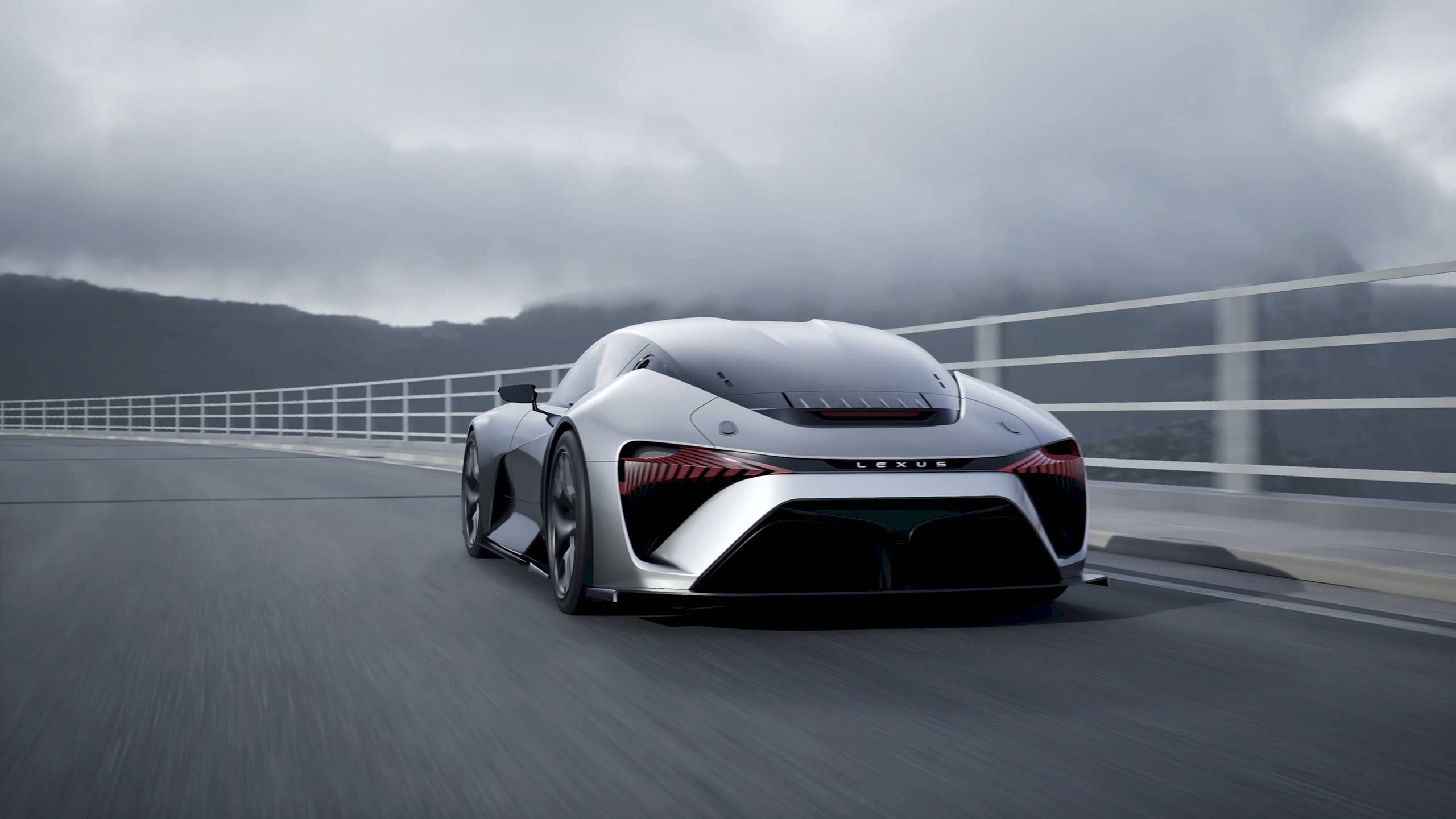 銀色Lexus跑車在陰天下於山路上高速行駛。