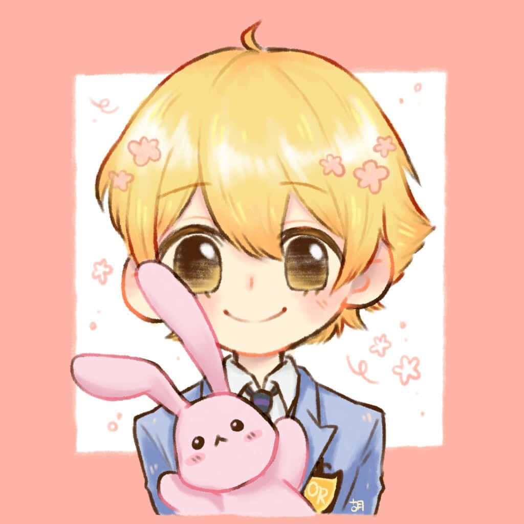 Renge Houshakuji 桌布 壁紙 — 一個開心的金髮動漫男孩，在柔和的粉紅色背景前抱著一個粉紅色兔仔毛公仔，背景有漂浮的花朵。