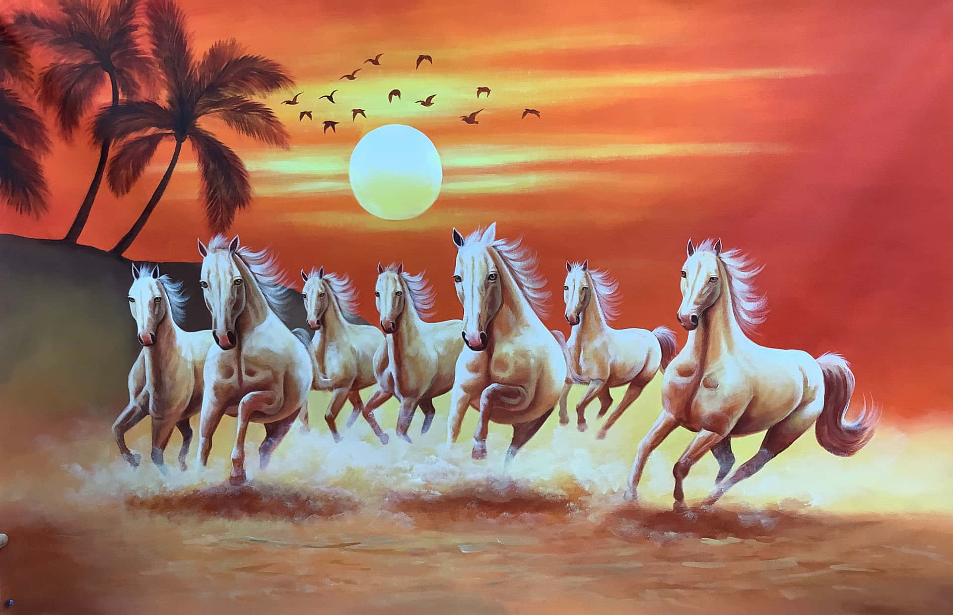  壁紙 — 一群白馬在日落時分奔馳在沙灘上，棕櫚樹和鳥兒在頭頂飛翔。