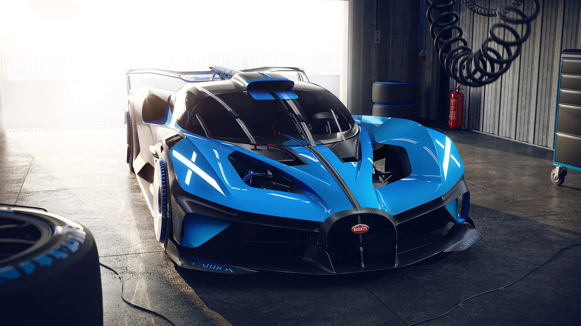  壁紙 — 一輛搶眼的藍色Bugatti Chiron Super Sport 300+在陽光普照的車庫中閃閃發光，周圍環繞著賽車輪胎和螺旋彈簧。