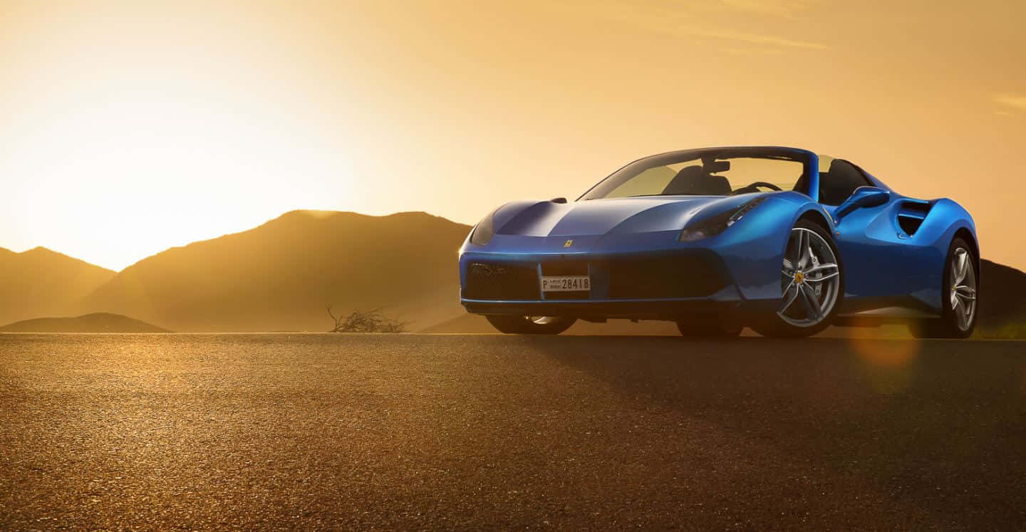 Ferrari 488 Spider 桌布 壁紙 — 一輛充滿活力的藍色法拉利跑車停在沙漠公路上，背景是金色日落和輪廓山脈。
