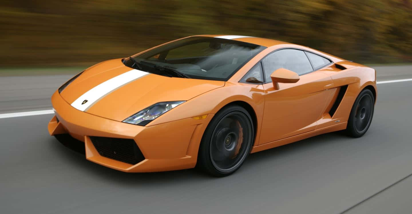 Lamborghini Gallardo 桌布 壁紙 — 一輛充滿活力的橙色林寶堅尼Gallardo在高速公路上飛馳，背景是模糊的秋葉。