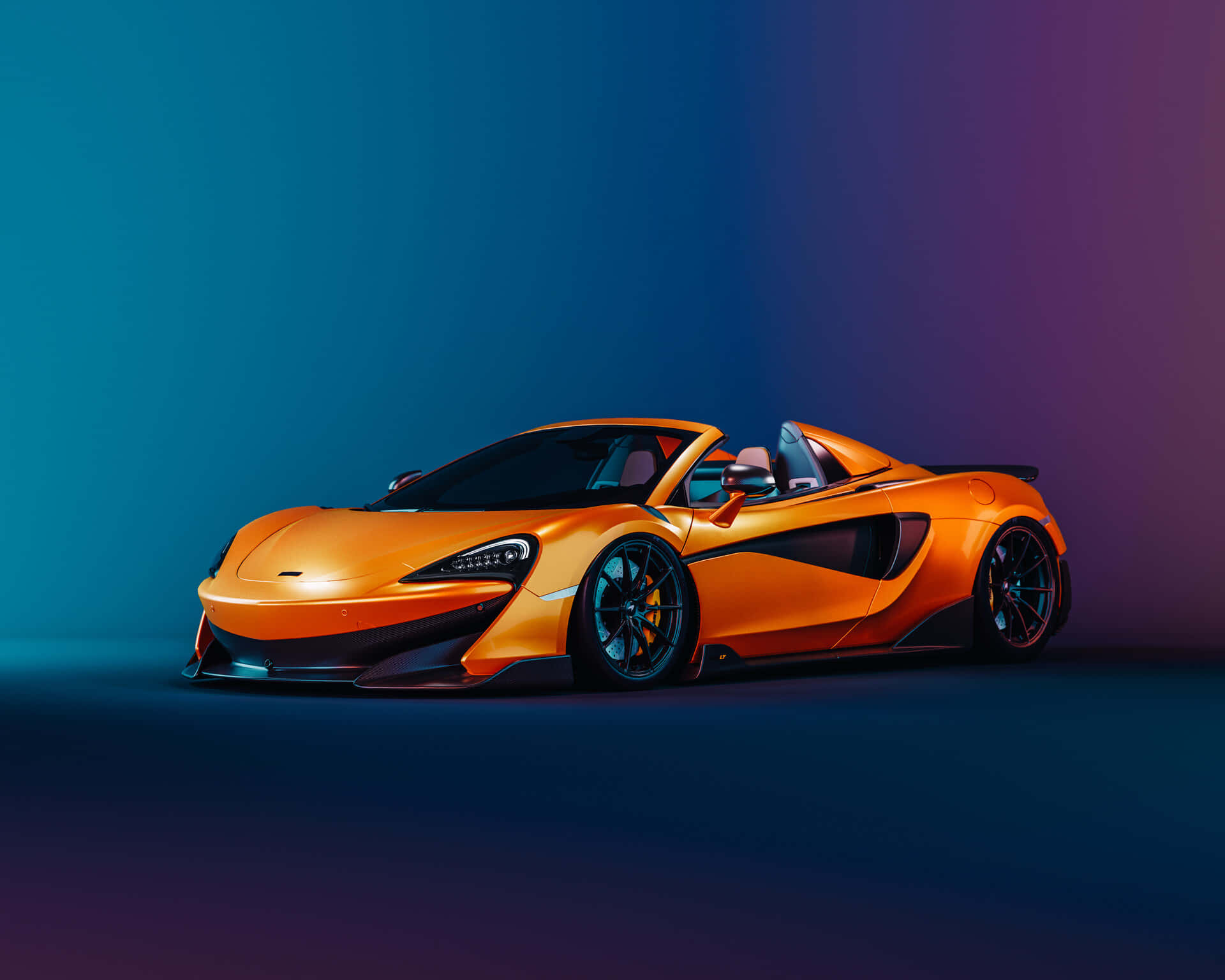 Mclaren 600lt Spider 桌布 壁紙 — 一輛充滿活力的橙色McLaren跑車在漸變藍色和紫色工作室燈光下閃耀。