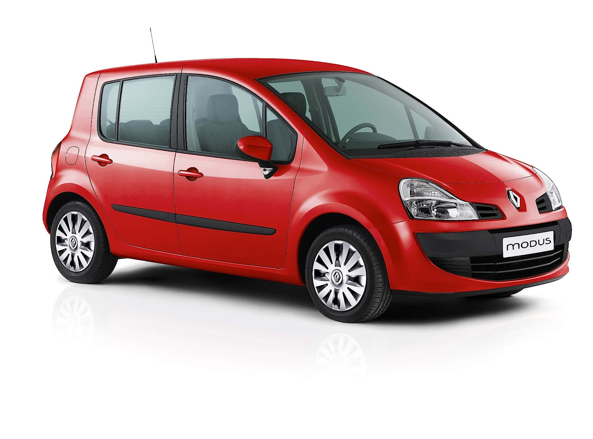 Renault Modus 桌布 壁紙 — 一輛充滿活力的紅色雷諾Modus緊湊型車，在工作室燈光下展示，帶有乾淨的白色背景和微妙的反射。