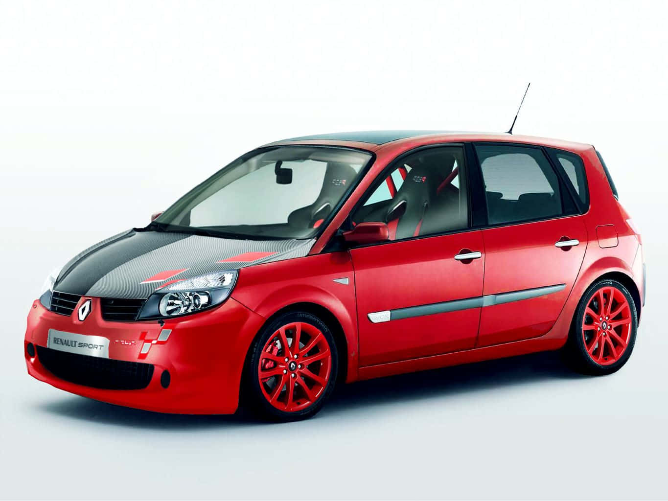 Renault Scenic 桌布 壁紙 — 一輛充滿活力的紅色雷諾運動掀背車，配備碳纖維引擎蓋和相配的紅色輪圈，在潔白的攝影棚背景下蓄勢待發。
