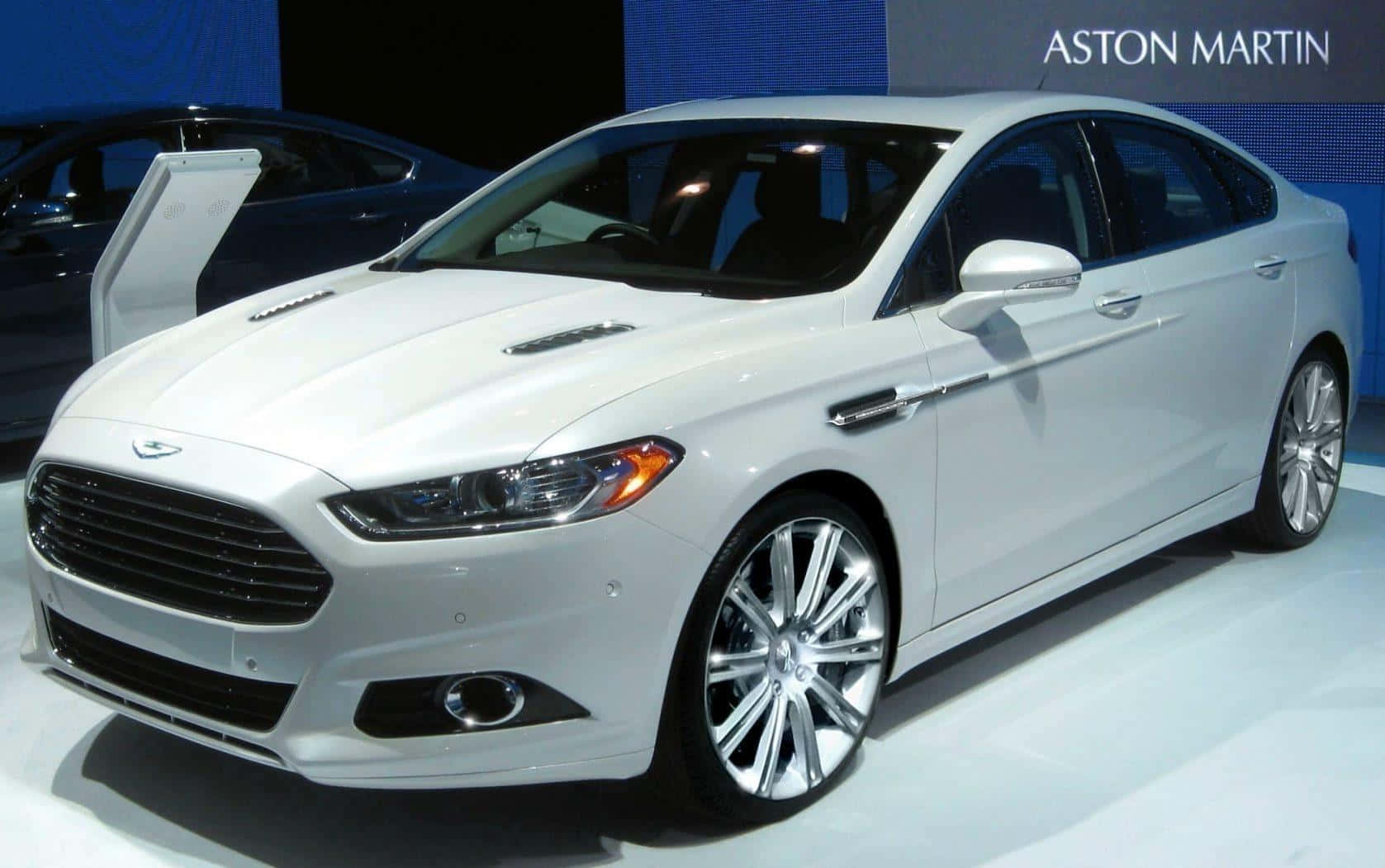 Ford Fusion 桌布 壁紙 — 一輛純白色的Aston Martin房車在明亮的展廳燈光下閃閃發光，司機門打開。