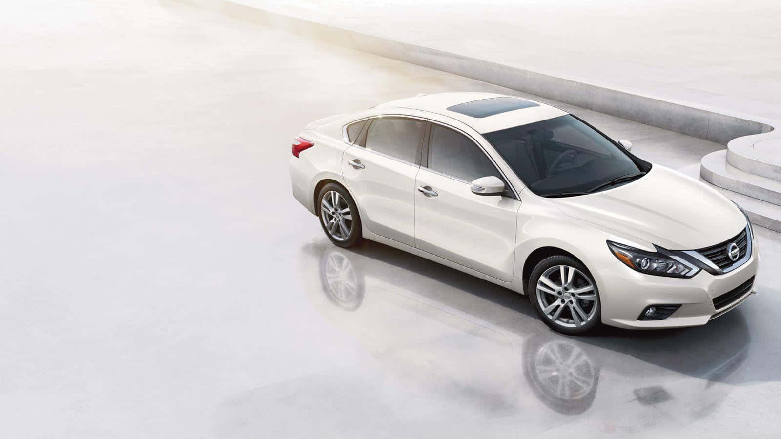 Nissan Altima 桌布 壁紙 — 一輛純白色轎車在明亮的攝影棚燈光下，在帶有極簡弧形階梯的反射混凝土表面上閃閃發光。
