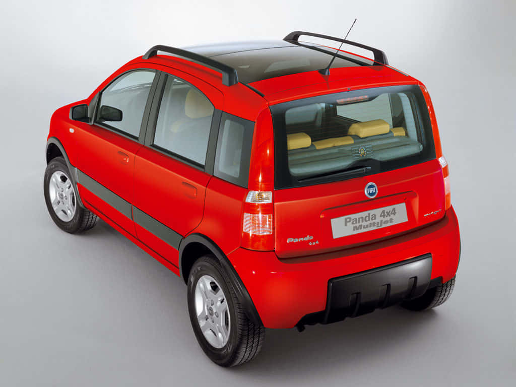 Fiat Panda 桌布 壁紙 — 一輛鮮紅色的Fiat Panda 4x4 Multijet SUV，從後方四分之三角度展示，背景為純色攝影棚。
