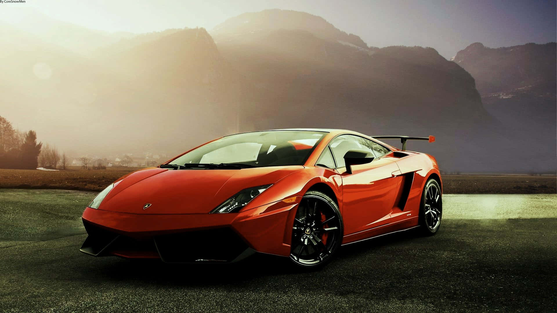 Lamborghini Gallardo 桌布 壁紙 — 一輛鮮紅色的林寶堅尼Gallardo跑車在金色日出光芒下閃耀，背景是霧氣繚繞的山巒。