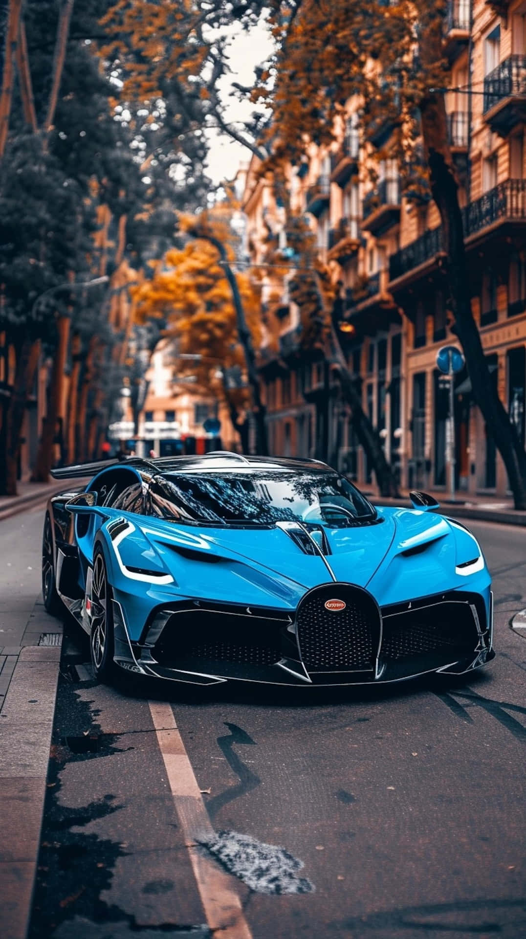  壁紙 — 一輛引人注目的藍色 Bugatti 超級跑車停泊在綠樹成蔭的城市街道上，沐浴在金色的秋光中。