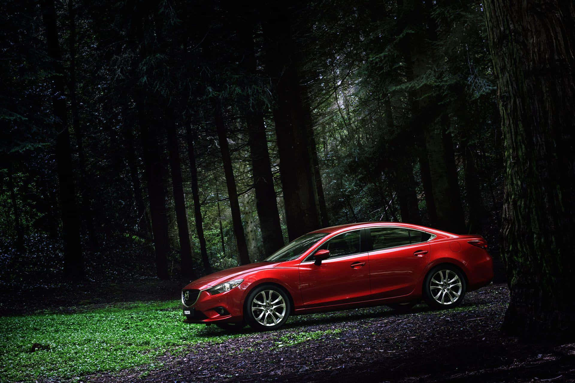 Mazda 6 桌布 壁紙 — 一輛鮮紅色的跑車在穿過茂密陰暗森林的斑駁陽光下閃閃發光。