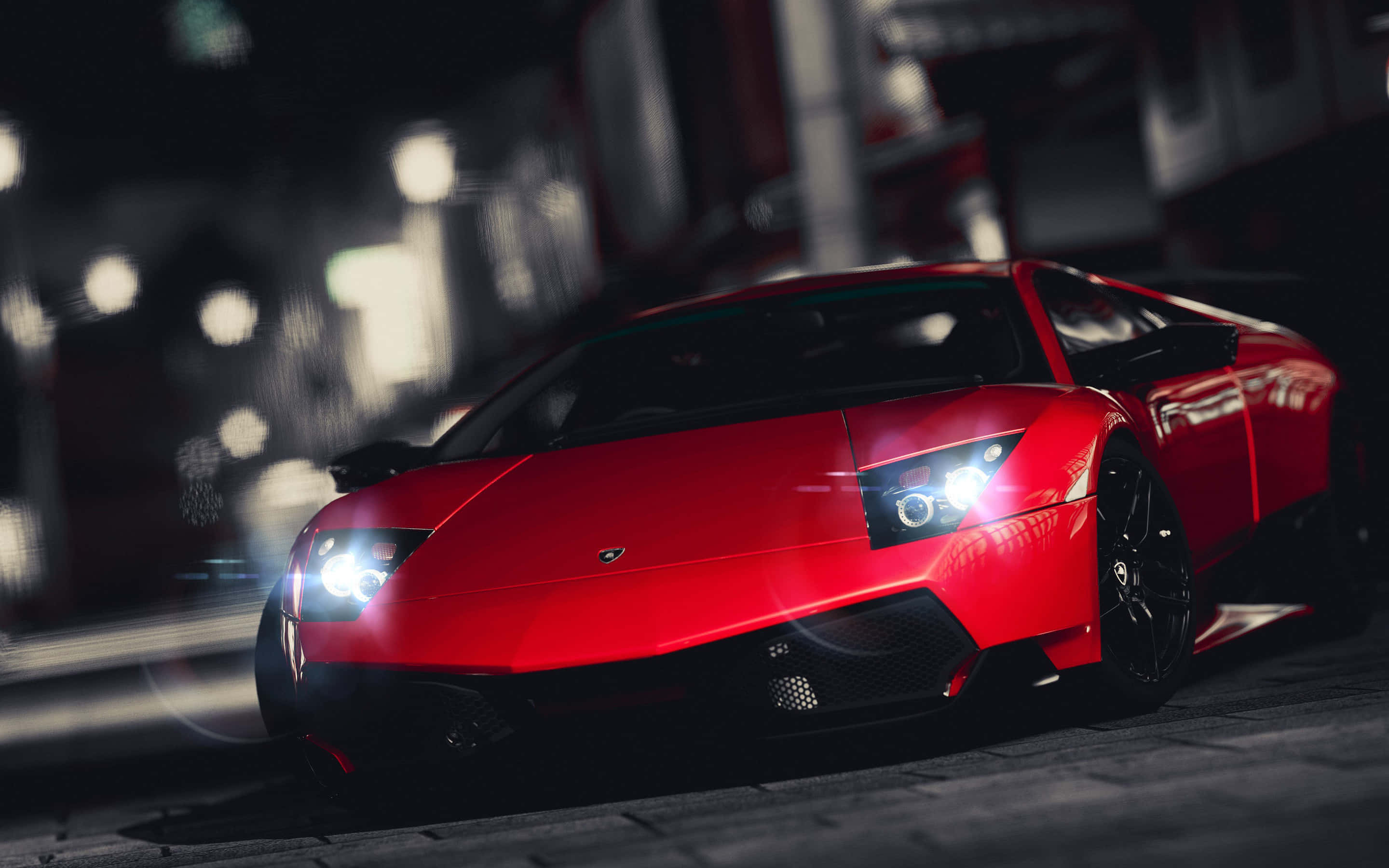 Lamborghini Gallardo 桌布 壁紙 — 一輛鮮紅色的林寶堅尼跑車在夜間濕漉漉的城市街道上，在霓虹燈下閃閃發光。