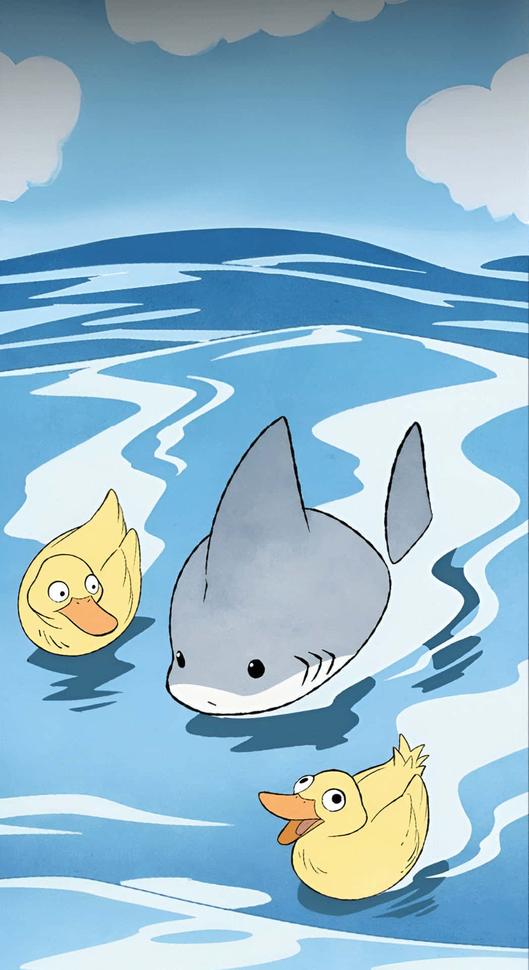  壁紙 — 一隻可愛的卡通鯊魚在陰天天空下平靜的藍色水中，在兩隻黃色橡皮鴨旁邊平靜地游泳。