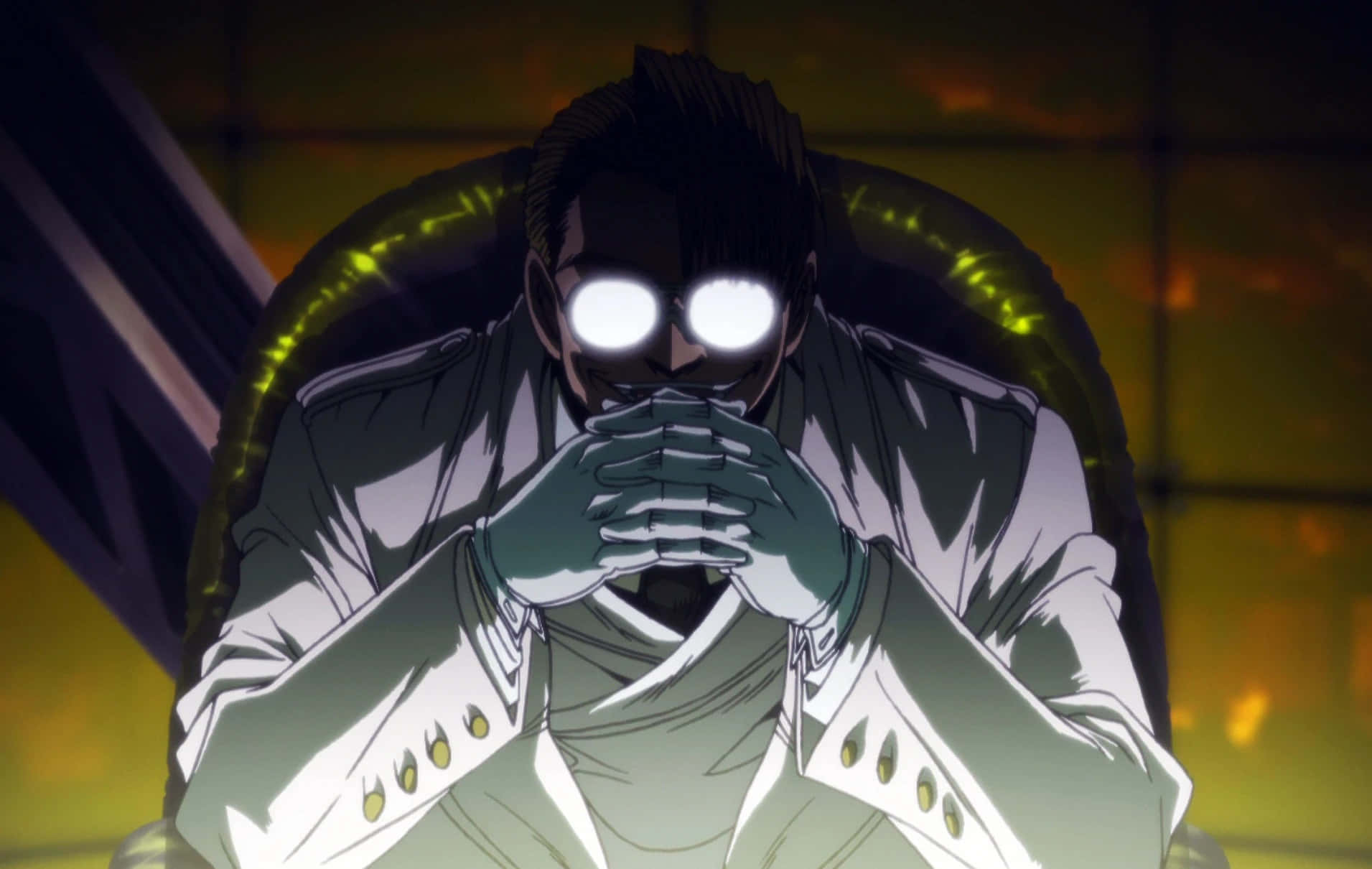 Hellsing The Major 桌布 壁紙 — 一個帶有發光白色眼睛的威脅性動漫角色坐在類似王座的椅子上，雙手交疊在嘴上，背景是火焰般的金色。