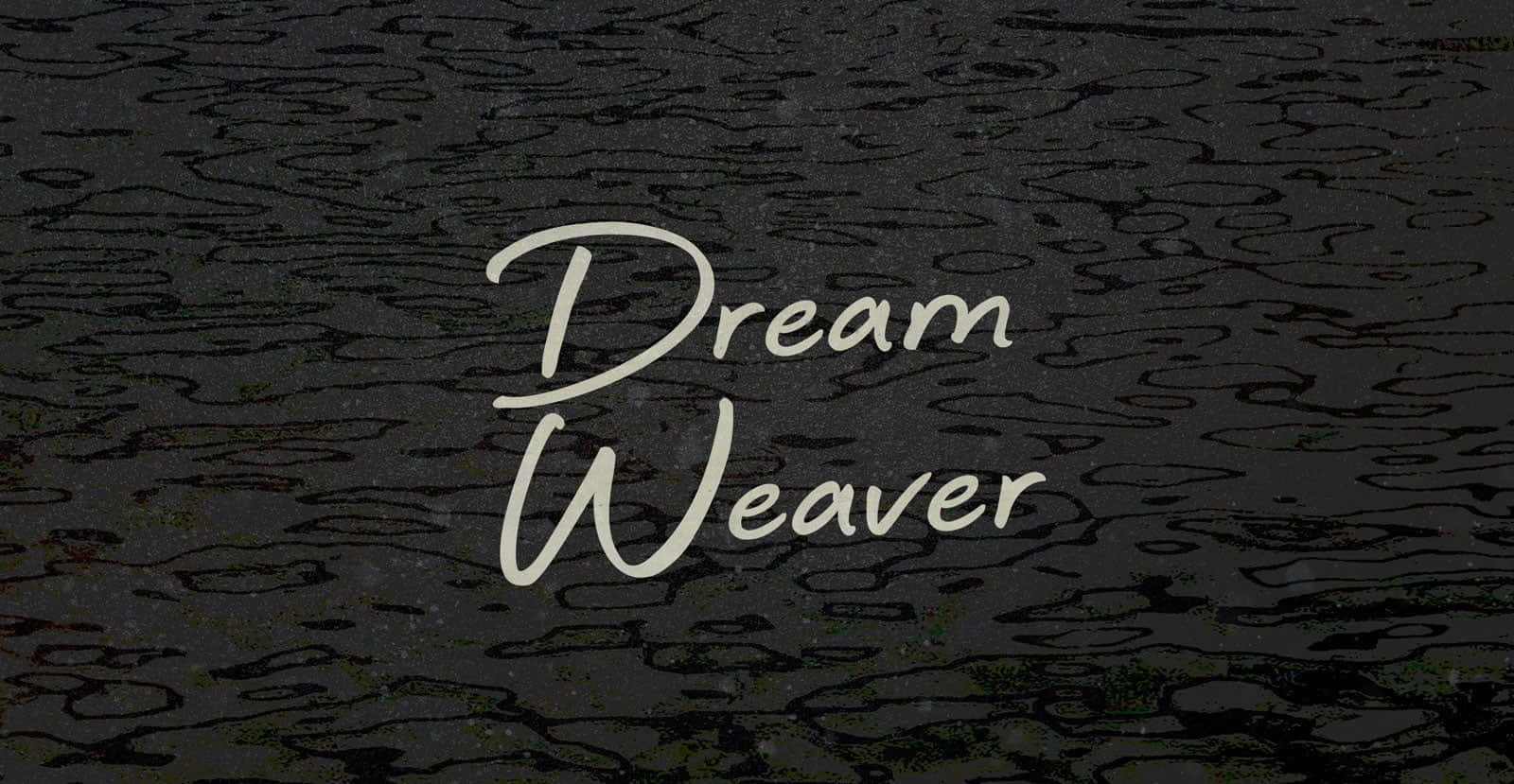  壁紙 — 優雅嘅草書文字 'Dream Weaver' 喺一個似漣漪水波嘅深色紋理背景上柔和咁發光。