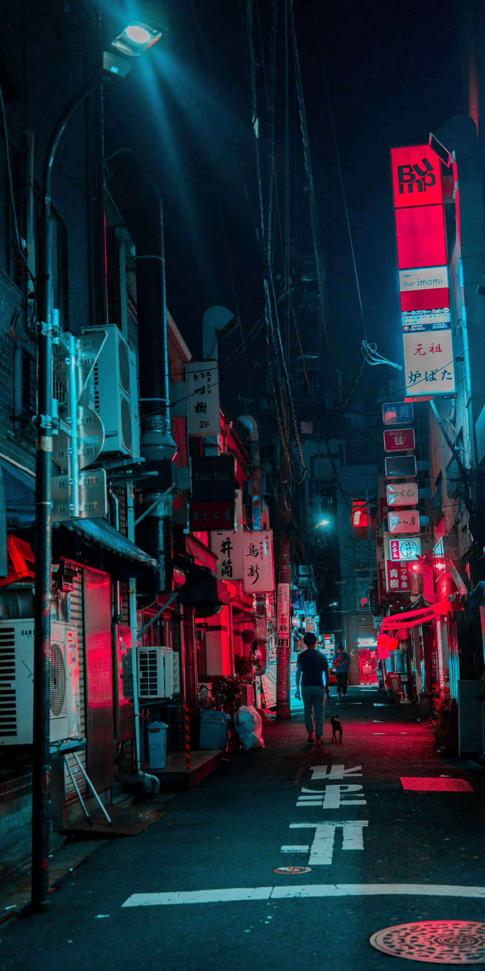  壁紙 — 夜晚，一個孤獨的身影走在東京霓虹燈閃爍的小巷中，紅色和藍色的燈光在潮濕的路面上投下戲劇性的陰影。