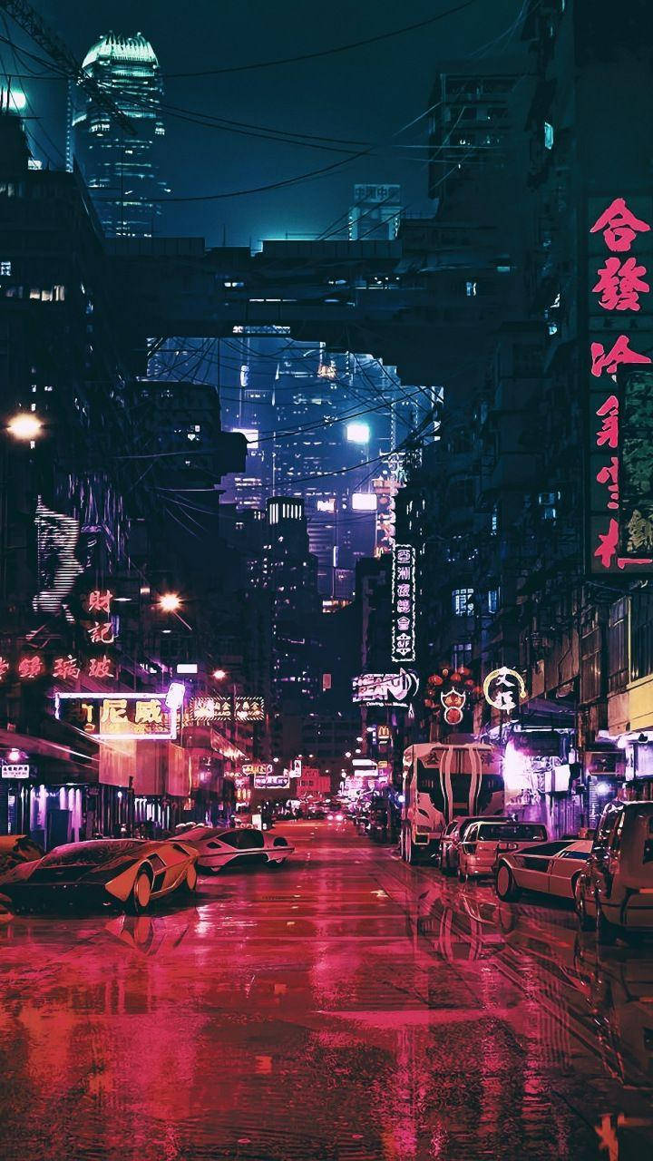 夜晚下雨的霓虹燈城市街道，有發光的招牌和濕路面的倒影。
