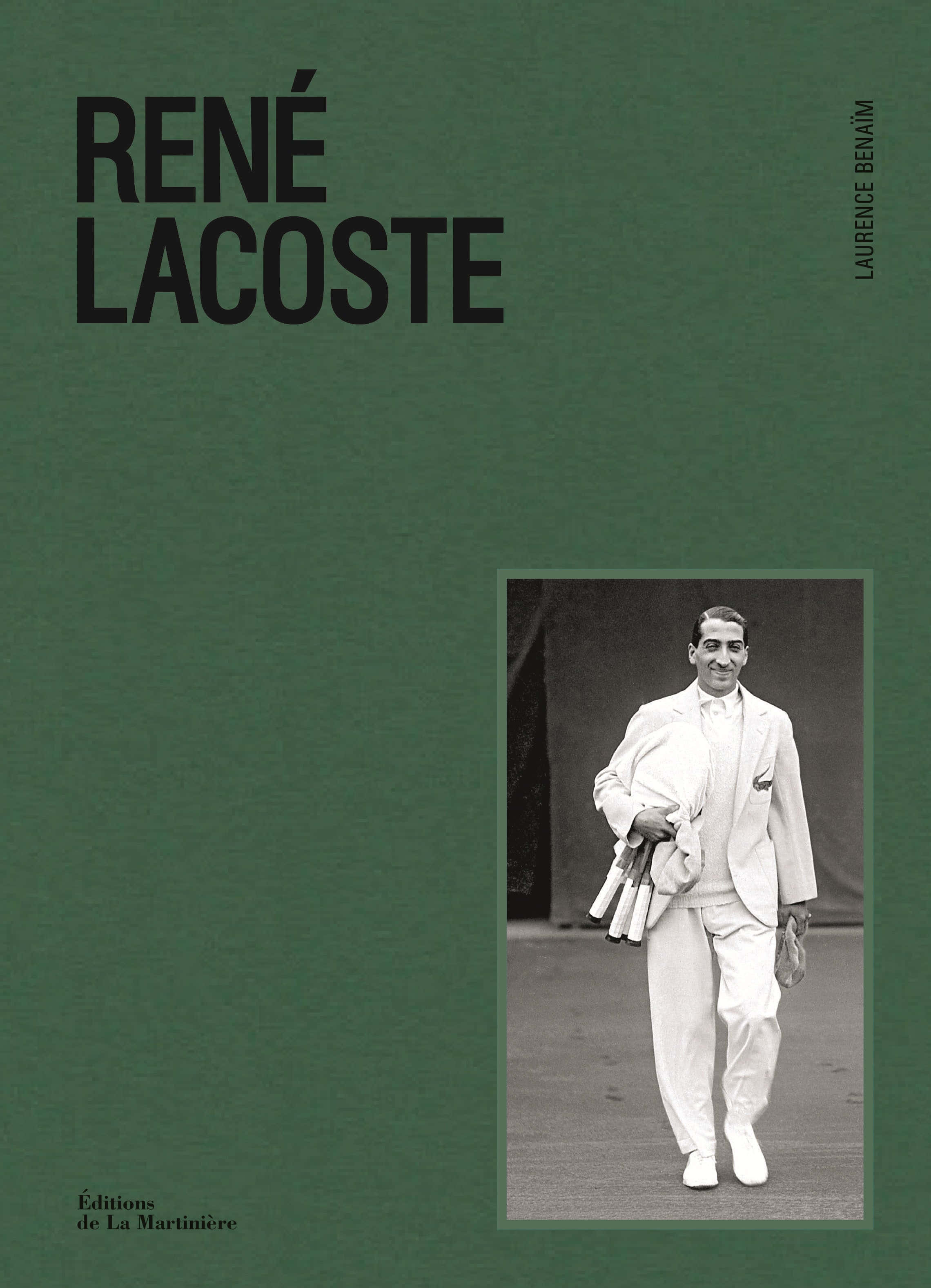 Laurence Benaim 著作《René Lacoste》封面 壁紙 — 一張網球傳奇人物René Lacoste穿著白色西裝、手持球拍、以純綠色背景為襯托的復古黑白照片。
