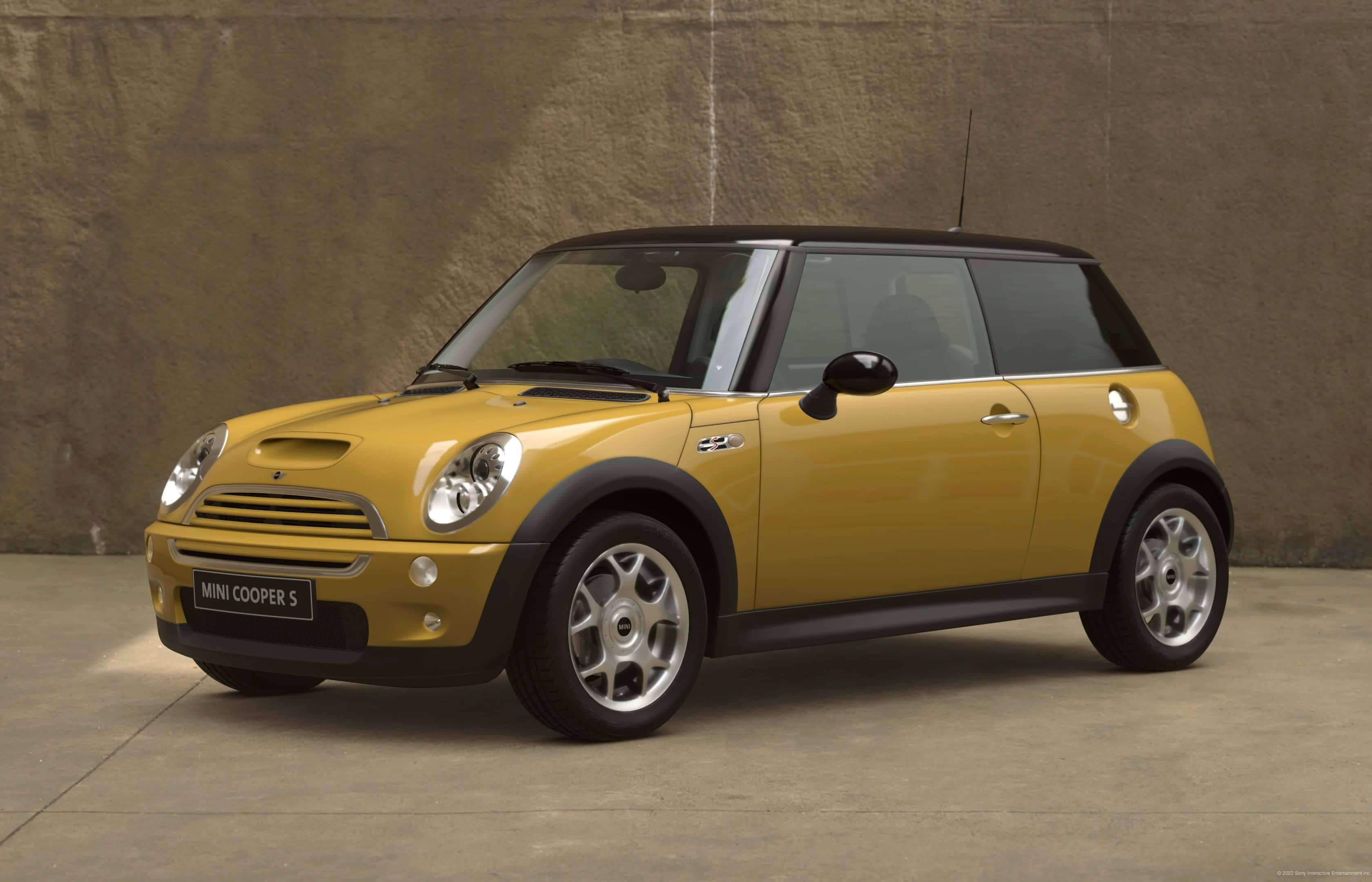 Mini Cooper S 桌布 壁紙 — 一輛充滿活力的黃色Mini Cooper S，帶黑色車頂和飾條，停在有紋理的混凝土牆前。